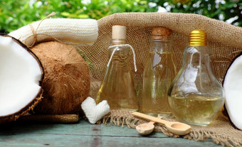 自然化妆品产品椰子石油从椰子玻璃Jar绿色背景至关重要的石油为皮肤哪丰富的维生素有机化妆品也按摩石油水疗中心