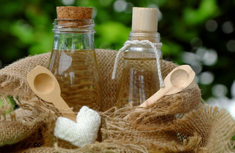 自然化妆品产品椰子石油从椰子玻璃Jar绿色背景至关重要的石油为皮肤哪丰富的维生素有机化妆品也按摩石油水疗中心