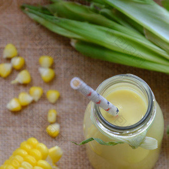 健康的饮料为早餐从甜玉米玉米牛奶Jar黄色的丰富的维生素美味的营养从玉米新鲜的牛奶瓶木背景