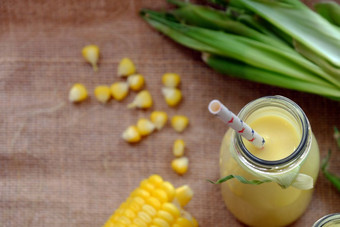 健康的饮料为早餐从甜玉米玉米牛奶Jar黄色的丰富的维生素美味的营养从玉米新鲜的牛奶瓶木背景