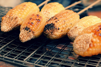 首页食物为周末烤玉米煤炭炉子美味的健康的零食食物热玉米棒子营养