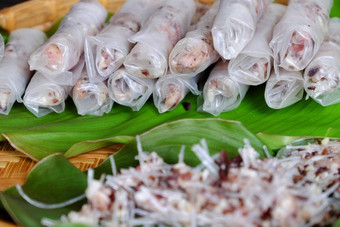 做越南蛋卷春天卷父亲先生受欢迎的食物越南厨房填料从肉和包装器大米纸
