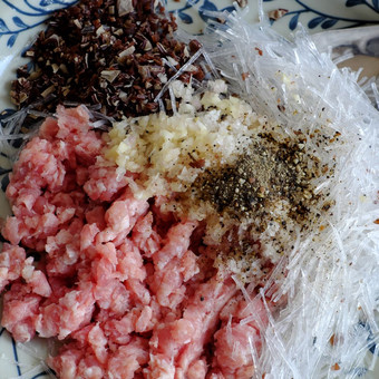 生材料为越南蛋卷春天卷父亲先生受欢迎的食物越南厨房填料从肉和包装器大米纸