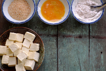 节俭的素食者食物从越南厨房炸豆腐与香料权力封面与脆皮面粉生材料为自制的食物木背景