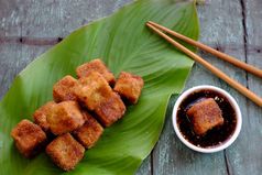 节俭的素食者食物从越南厨房炸豆腐与香料权力封面与脆皮面粉自制的食物绿色叶背景大豆酱汁为素食主义者