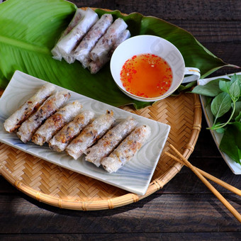 越南春天卷糕点父亲先生受欢迎的食物越南厨房填料从肉和包装器大米纸然后深炸吃与沙拉和鱼酱汁