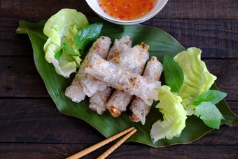 越南春天卷糕点父亲先生受欢迎的食物越南厨房填料从肉和包装器大米纸然后深炸吃与沙拉和鱼酱汁