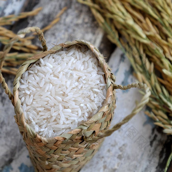 关闭帕迪粮食和大米种子木背景捆大米黄色的和篮子谷物
