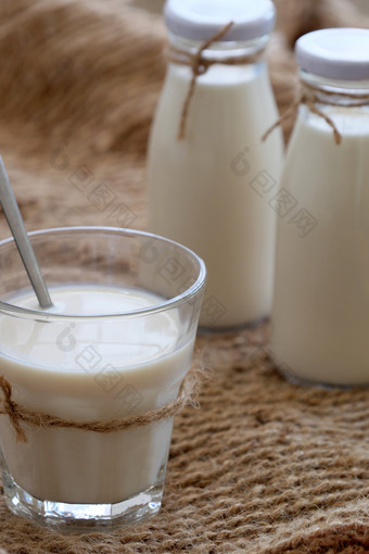 自制的<strong>我是</strong>牛奶为早餐喝大豆牛奶和大豆粗麻布背景这饮料丰富的ω蛋白质纤维也美味的营养健康的喝
