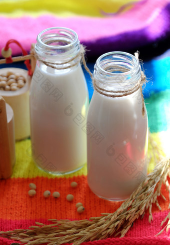 自制的我是牛奶为早餐喝大豆牛奶和大豆色彩斑斓的背景这饮料丰富的ω蛋白质纤维也美味的营养健康的喝