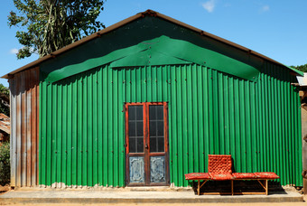 摘要外观房子与铁墙绿色金属表使不错的外首页板凳上红色的通过锁和板凳上前面房子