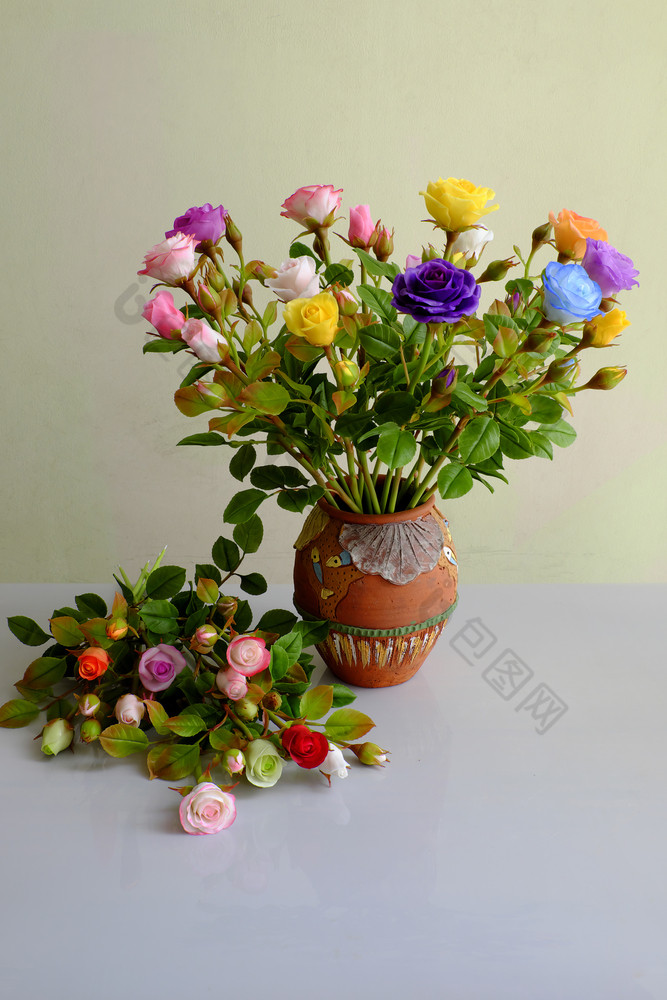 美妙的花瓶玫瑰从粘土色彩斑斓的玫瑰非常美丽的越南艺术和工艺产品人工花受欢迎的为首页装饰