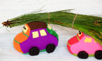两个车运输松树为圣诞节装饰针织色彩斑斓的汽车移动木使有趣的圣诞节背景
