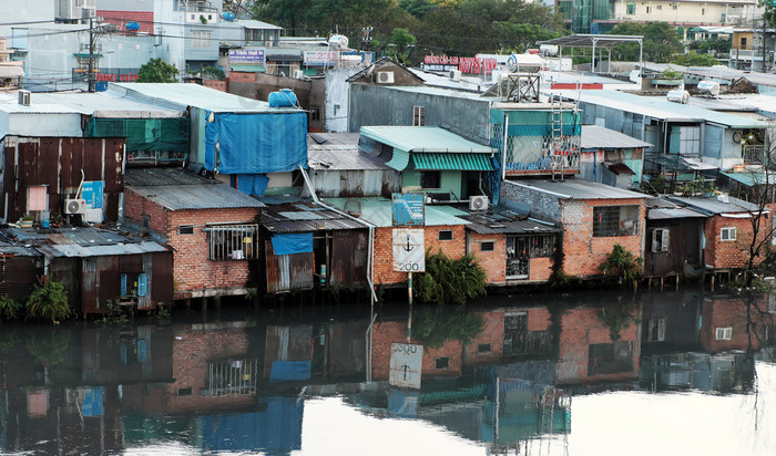 谁警察局城市越南NAM-11月河畔住宅晚上后雨集团临时首页那降级从金属表红色的砖可怜的房子危险附近河