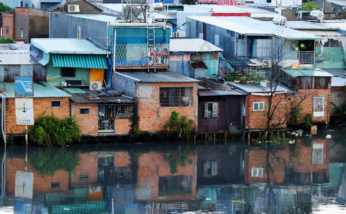 谁警察局城市越南NAM-11月河畔住宅晚上后雨集团临时首页那降级从金属表红色的砖可怜的房子危险附近河