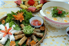 越南家庭餐为周末与废话汤大米粉丝和炸春天卷水果为甜点表格食物美味的