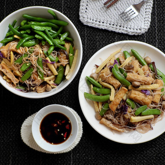 干大米粉丝炸与蔬菜从前视图越南素食者菜为纯素食者菜可以使快速为早餐首页从面条蔬菜蘑菇豆腐