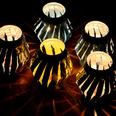 手工制作的灯笼那回收从可以啤酒和火蜡烛使令人惊异的光射线晚上