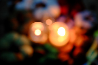 美丽的色彩斑斓的背景与三个蜡烛和集团多色南瓜模糊背景散焦