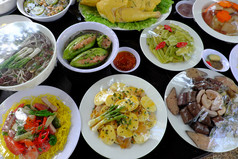 各种食物聚会，派对表格集团越南食物模型模仿从越南厨房使塑料色彩斑斓的受欢迎的食物与面条蔬菜汤卷从高视图