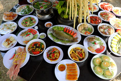 各种食物聚会，派对表格集团越南食物模型模仿从越南厨房使塑料色彩斑斓的受欢迎的食物与面条蔬菜汤卷从高视图