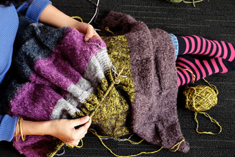 亚洲女人坐地板上<strong>首页</strong>针织羊毛毯子为温暖的<strong>冬</strong>季针织爱好休闲活动使手工制作的礼物照片女人手工作从前视图一天