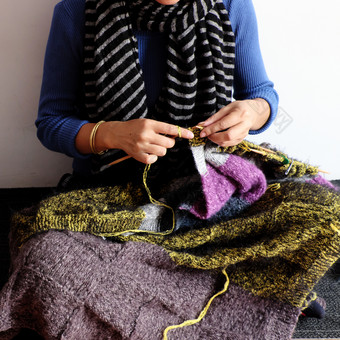 亚洲女人坐地板上首页针织羊毛毯子为<strong>温暖</strong>的冬季针织爱好休闲活动使手工制作的礼物<strong>照片</strong>女人手工作从前面视图一天