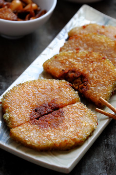 传统的越南食物泰特切片糯米大米蛋糕炸板与腌板照片从前视图木背景