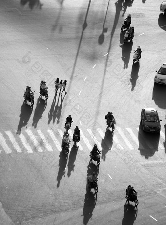 令人惊异的场景街亚洲城市从高视图集团越南人循环摩托车车走与影子路表面使印象概述