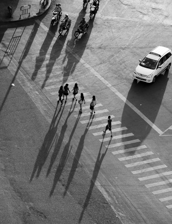 六个人穿越人行横道白色行谁警察局城市越南一天长影子路表面使印象场景从高视图集团人非常小