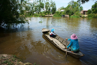 越南女人运输小女孩学校木船女儿和妈妈。坐蹲交叉河与竹子沿着景观越南农村湄公河δ一天