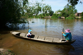 越南女人运输小女孩学校木船女儿和妈妈。坐蹲交叉河与竹子沿着景观越南农村湄公河δ一天