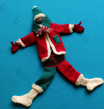 前视图圣诞老人衣服与配件手套他围巾袜子白色红色的和绿色针织从纱蓝色的背景小装饰为圣诞节季节冬天假期