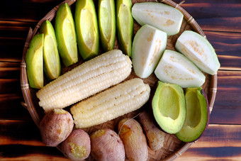 前视图食物托盘为素食者那快速简单的和便宜的托盘甜蜜的土豆鳄梨玉米棒子番石榴水果健康的生活方式与不肉饮食