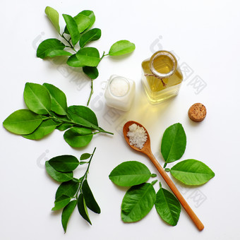 自制的自然Herbal口服哪产品从柠檬叶子和盐煮与水使黄色的漱口水为牙科卫生治疗细菌口服腔使新鲜的呼吸