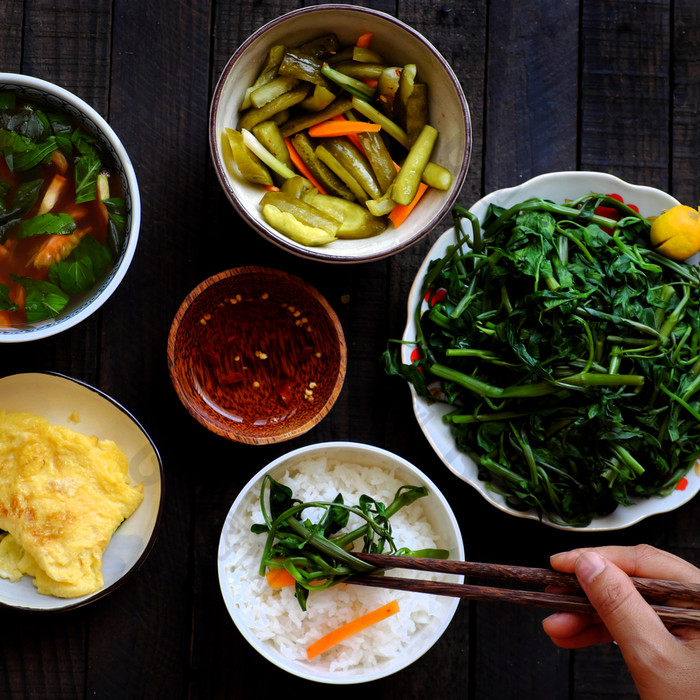 前视图素食主义者越南食物为午餐碗大米煮熟的水菠菜咸黄瓜炸蛋番茄汤自制的素食者餐与蔬菜为素食主义者饮食