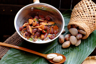 关闭能<strong>菠萝蜜</strong>种子烹饪与酱汁和香料和生材料黑暗木背景越南自制的素食主义者食物从螺母为素食者餐那美味的和营养