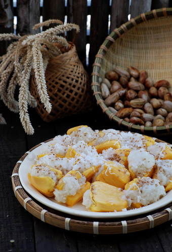 关闭板黏糊糊的菠萝蜜为早餐从高视图美味的越南吃从杰克水果黏糊糊的大米和切碎椰子