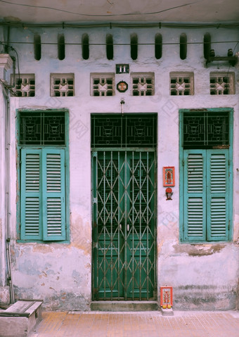 前面视图典型的风格中国房子中国人小镇谁警察局城市越南令人惊异的古老的外观与模式颜色时间老木通过和窗口绿色后面铁通过