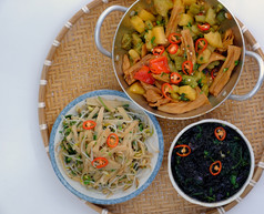 前视图每天餐与越南素食主义者食物为素食者豆腐皮肤松苹果和苦瓜烹饪与酱汁炸竹子拍摄海藻汤白色背景营养吃