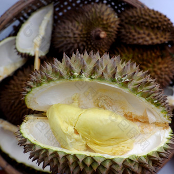 前视图榴莲水果篮子与黄色的纸浆种类受欢迎的热带水果从农业产品越南臭和美味的