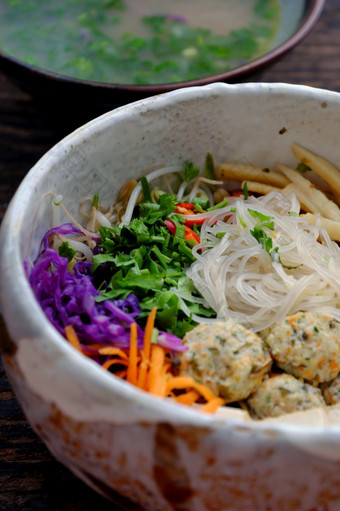 自制的越南素食主义者面条汤与色彩斑斓的蔬菜胡萝卜紫罗兰色的卷心菜竹子拍摄Herbal豆豆芽豆腐切片和球美味的营养健康的素食者菜碗