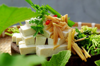 生材料为炸<strong>豆腐</strong>烹饪与酱汁和姜胡椒关闭片白色<strong>豆腐</strong>和香料准备好了烹饪木切割董事会简单的自制的素食主义者食物