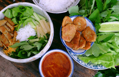 前视图越南素食主义者餐为早餐与饮食菜单面条碗与炸蘑菇脚沙拉马郁兰叶子浸渍酱汁简单的素食者食物但营养和好为健康