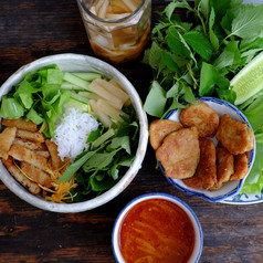 前视图越南素食主义者餐为早餐与饮食菜单面条碗与炸蘑菇脚沙拉马郁兰叶子浸渍酱汁简单的素食者食物但营养和好为健康