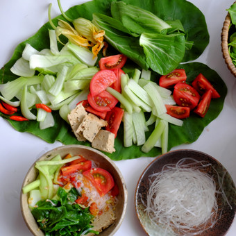 越南<strong>绿色蔬菜</strong>热能为晚餐周末番茄山羊<strong>白</strong>菜豆腐皮肤芋属gigantea与面条美味的和健康的吃那丰富的纤维维生素为素食者