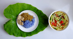 前视图越南素食主义者食物为午餐餐番茄汤碗烹饪与成熟的罗望子芋属gigantea和罗勒叶简单的菜但美味的自制的吃