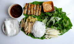 前视图越南自制的素食主义者食物炸春天卷与好Herbal叶和大米纸健康的菜为午餐与不肉吃