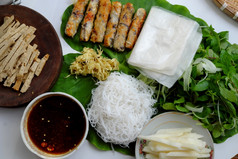 前视图越南自制的素食主义者食物炸春天卷与好Herbal叶和大米纸健康的菜为午餐与不肉吃