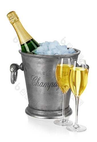 瓶香槟冰桶与高脚杯子孤立的白色背景